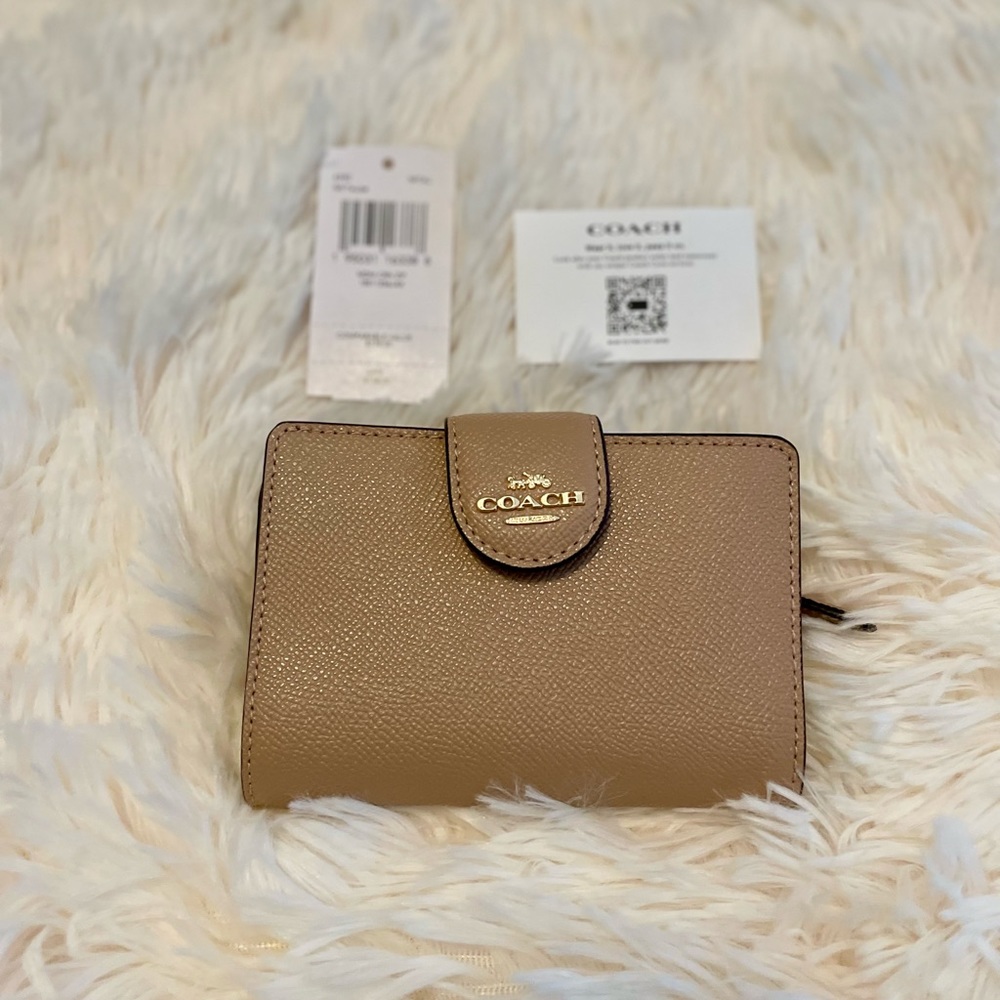 NEW Coach Medium corner zip wallet.